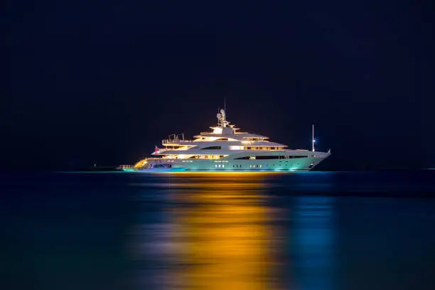 什麼是「鏡面級」工藝？資深監工教你 5 招，像專家一樣驗收遊艇噴漆