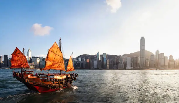 The “Three Islands Empire” at the core of Hong Kong Island: an in-depth dismantling of the Hong Kong Yacht Club’s prime location and absolute moat