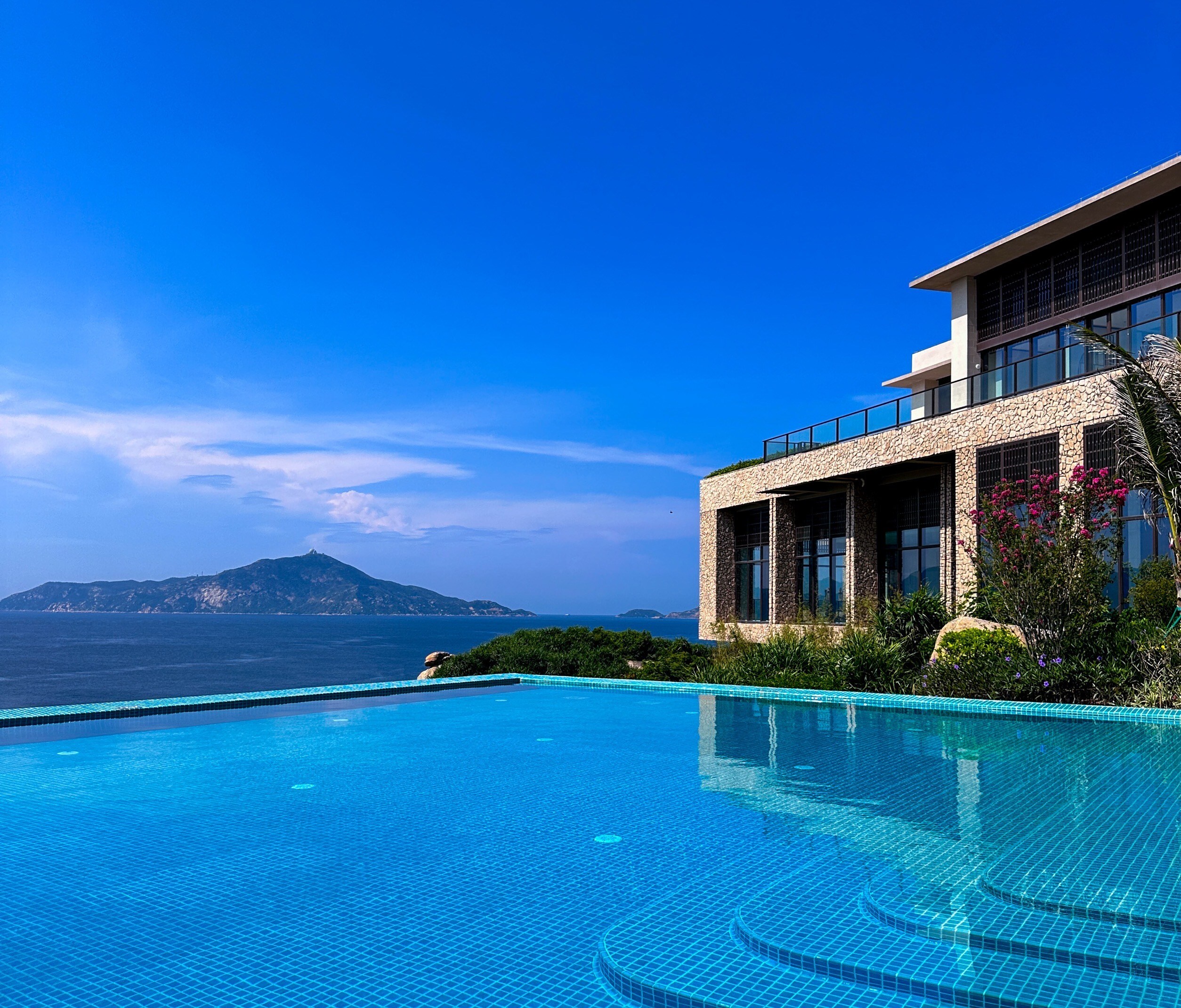 Outdoor infinity pool at Ahn Luh Dong’ao Island Zhuhai