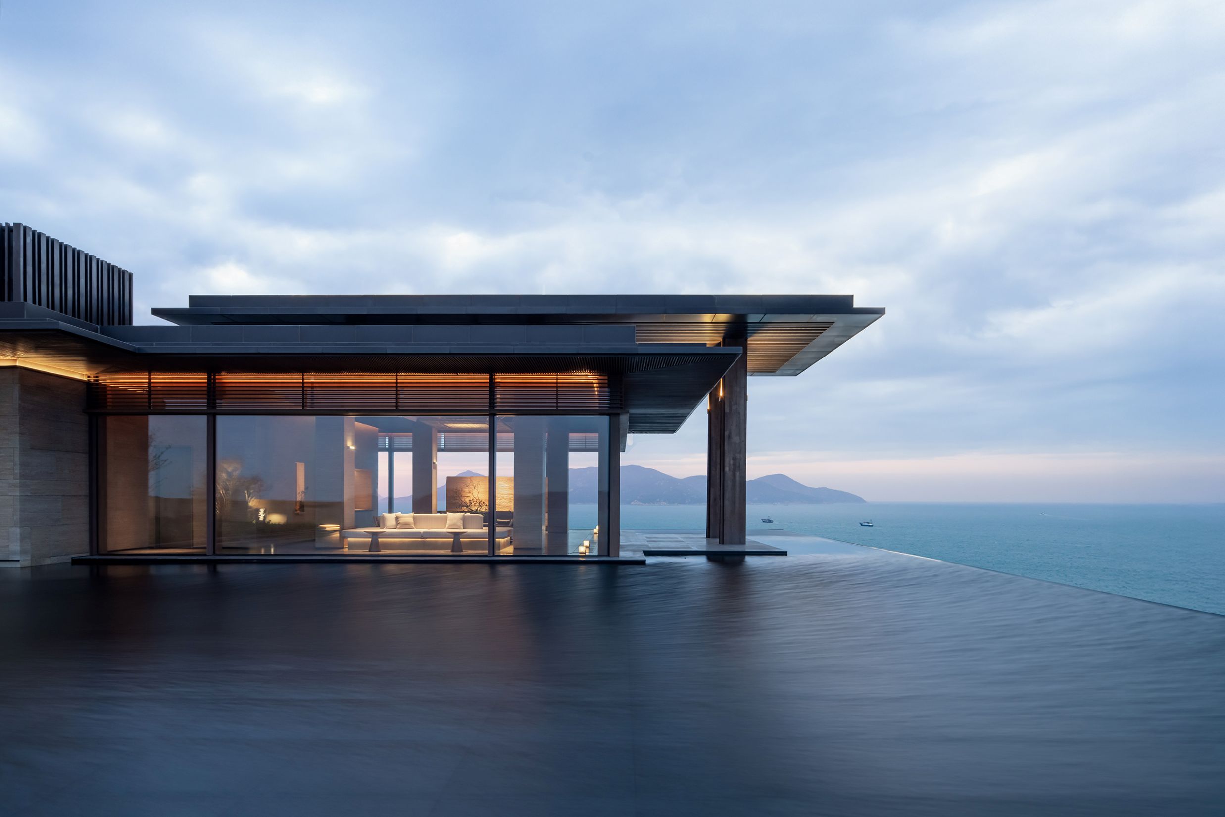 Alila Dongao Island Zhuhai: sea-facing lobby at dusk